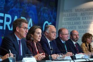 Feijóo junto a la dirección nacional en la junta directiva del PP.