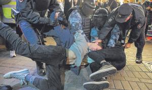 Agentes rusos detienen a varios manifestantes durante las protestas en Moscú tras la movilización de reservistas anunciada por Vladímir Putin.
