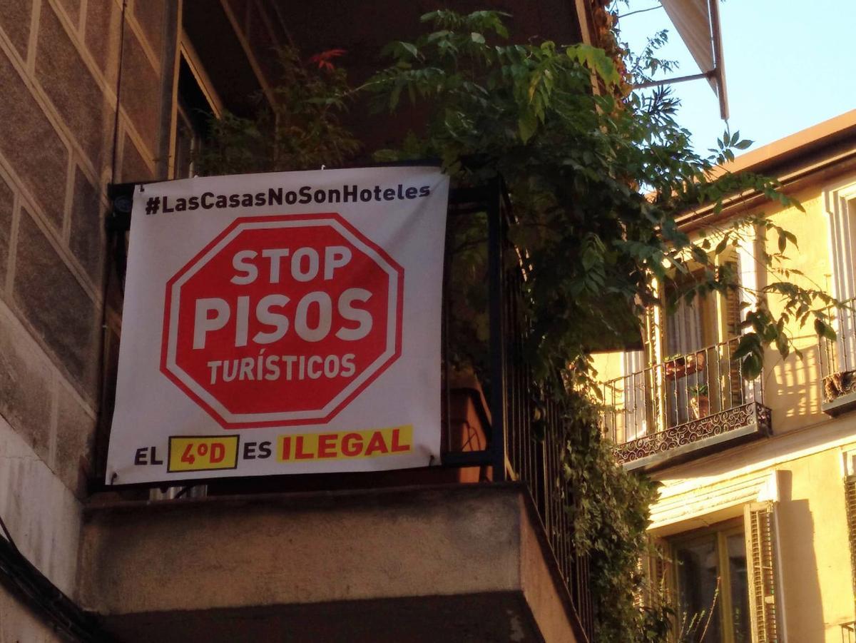 Cártel en una vivienda particular del centro de Madrid contra la presencia de pisos turísticos. Cártel en una vivienda particular del centro de Madrid contra la presencia de pisos turísticos.