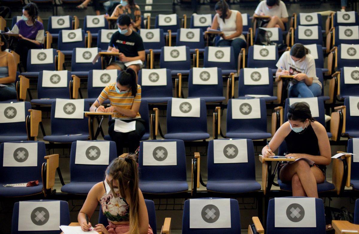 Estudiantes enfrentándose a los exámenes de selectividad, en una imagen de archivo.