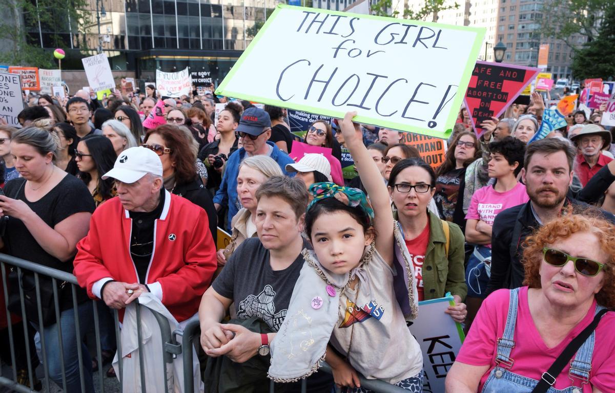 Manifestantes protestan contra la ley del aborto en Estados Unidos.