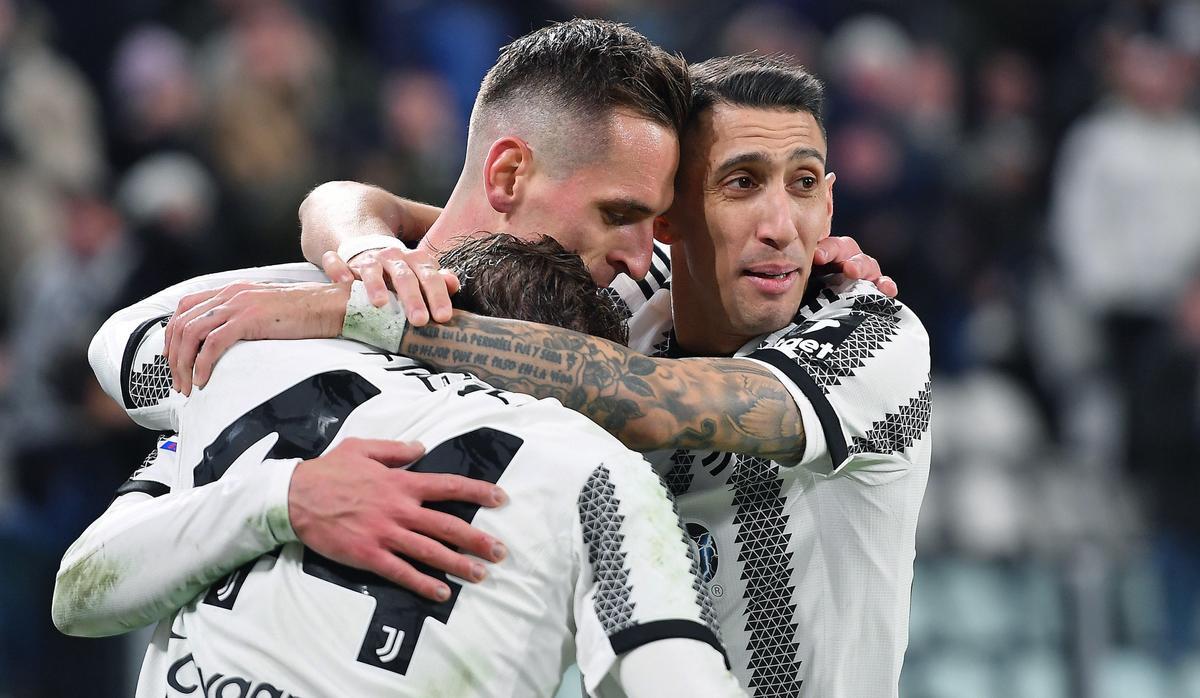 Fagioli, Milik y Di Maria celebran el segundo gol de la Juventus en su partido contra el Atalanta, este domingo en Turín.