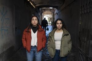 Carla Dávalos y Míriam Arenas, jóvenes que explican su experiencia para poder emanciparse y acceder a una vivienda.