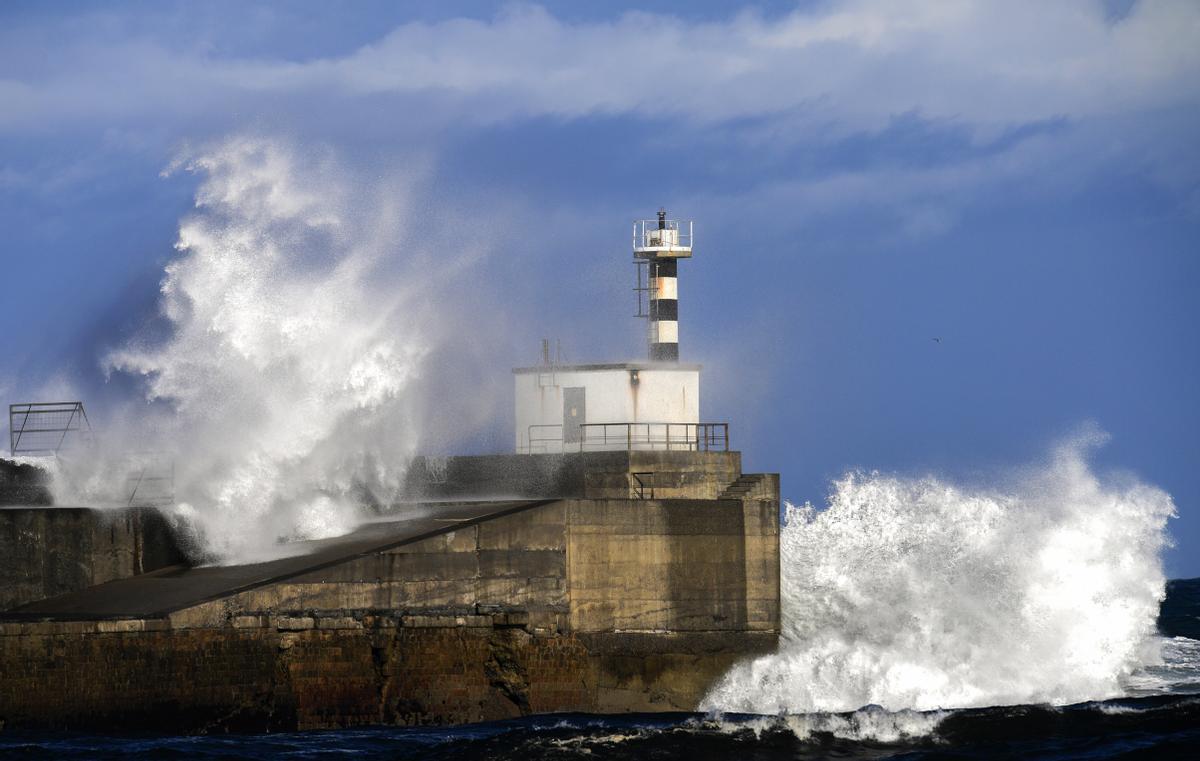 Olas de gran tamaño rompen contra el faro del puerto de San Esteban en Muros de Nalón (Asturias). La Agencia Estatal de Meteorología (Aemet) prevé que la semana comience con viento muy fuerte y lluvias en amplias zonas del país. EFE/Eloy Alonso