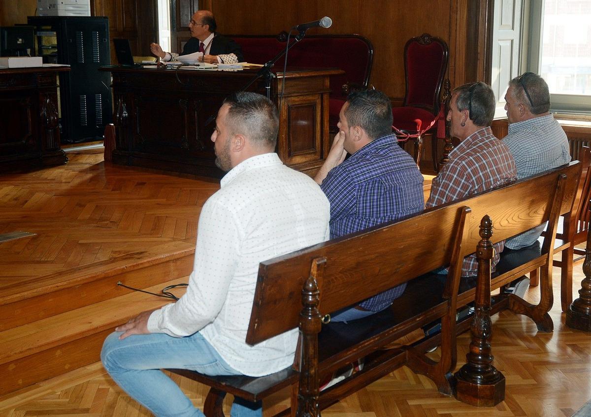 Magdalena, en la derecha, durante el juicio en la Audiencia de Pontevedra.