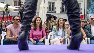 Ione Belarra e Irene Montero en un acto de campaña en Chueca,Madrid.