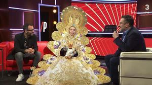 La parodia de la Virgen del Rocío en el programa ’Està passant’, de TV3, con Toni Soler a la derecha y Jair Domínguez a la izquierda.
