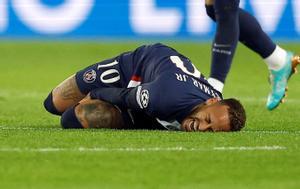 Neymar se retuerce en el suelo de dolor tras caer lesionado. 