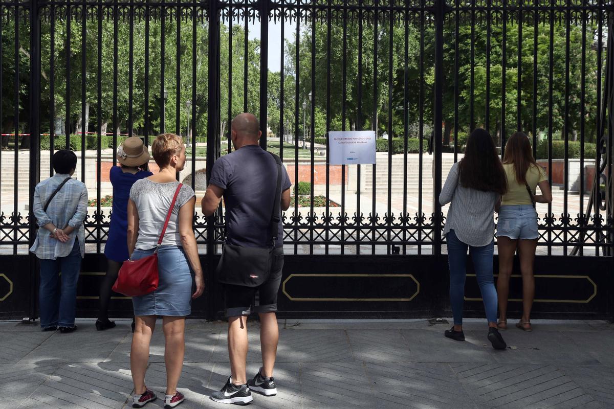 Un grupo de turistas observa El Retiro cerrado por rachas de viento, en 2018. Un grupo de turistas observa El Retiro cerrado por rachas de viento, en 2018.
