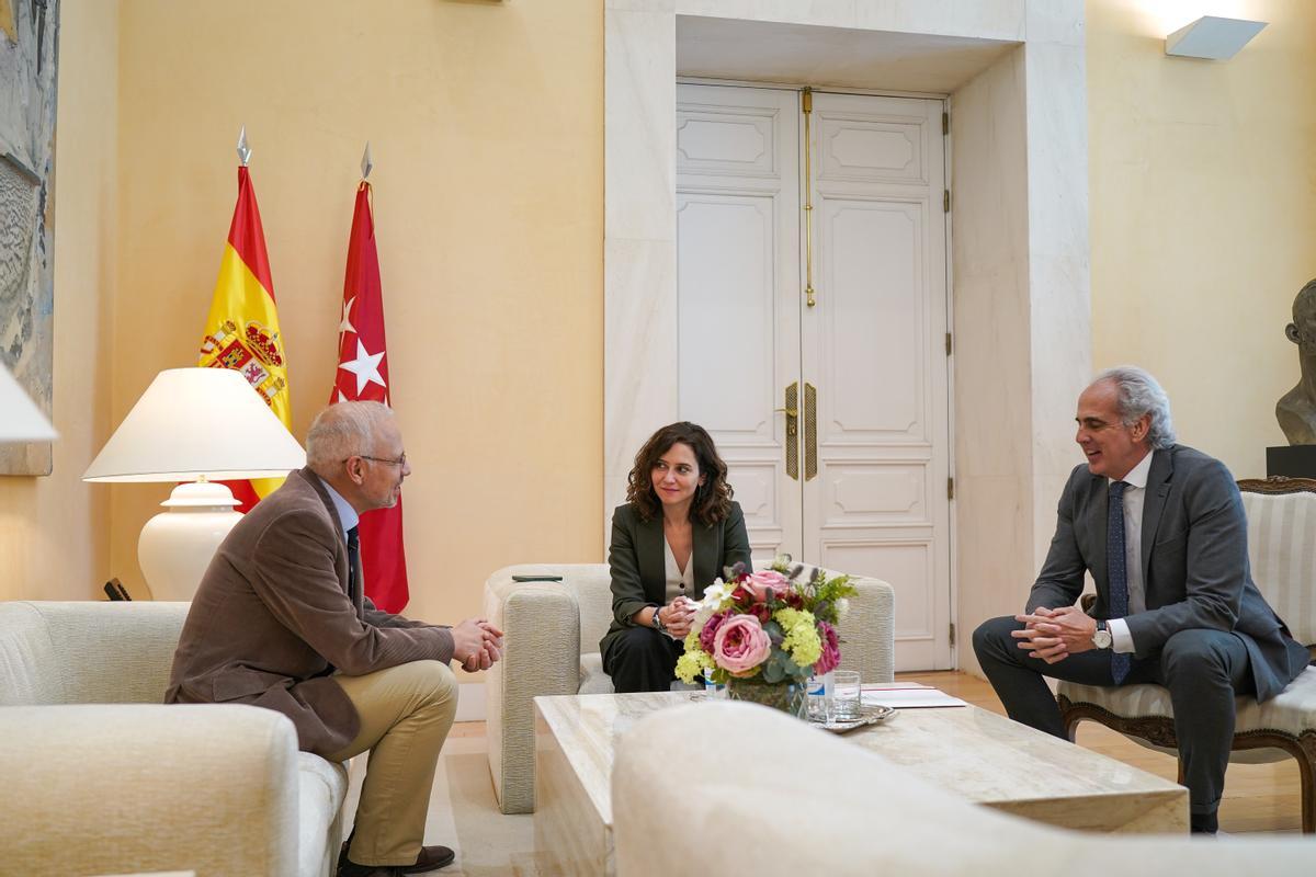 Isabel Díaz Ayuso y Enrique Ruiz Escudero en la reunión con el presidente del Ilustre Colegio de Médicos de Madrid, Manuel Martínez-Sellés.