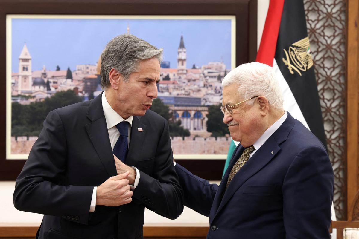 El secretario de Estado de EEUU, Antony Blinken, saluda al líder de la Autoridad Palestina, Mahmud Abás, este martes en Ramala.