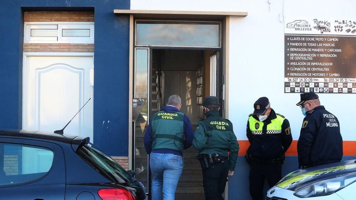 Agentes de la Guardia Civil, en el momento de iniciar el registro del domicilio de Meliana donde se produjo el parricidio. Agentes de la Guardia Civil, en el momento de iniciar el registro del domicilio de Meliana donde se produjo el parricidio.