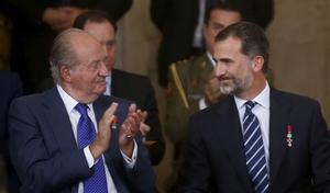 El rey emérito Juan Carlos I y el rey Felipe VI durante la ceremonia de abdicación, en junio de 2014. 