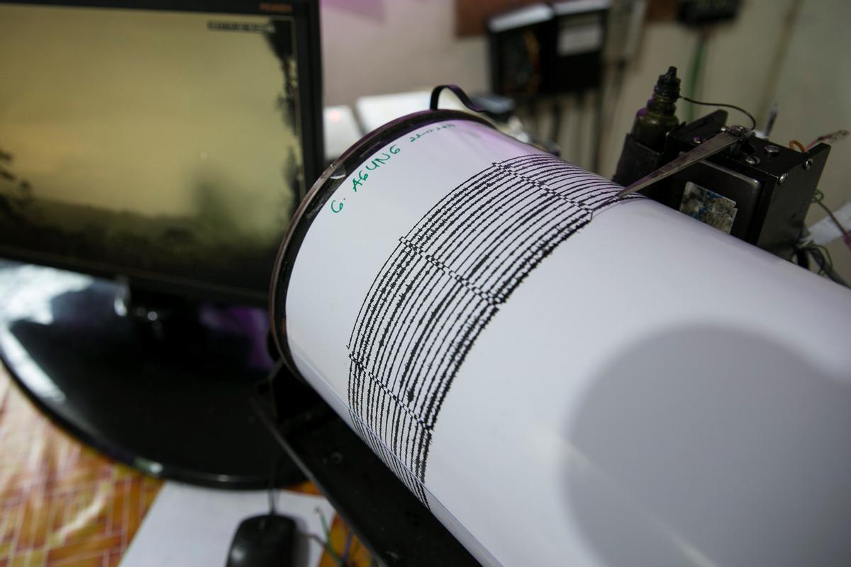 Un sismógrafo muestra la actividad producida por un terremoto