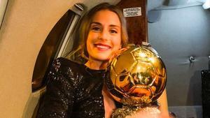 Alexia Putellas, con el Balón de Oro.