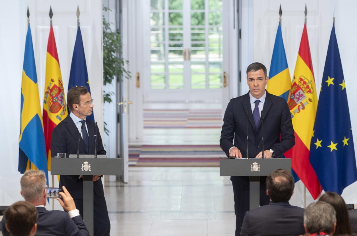 El presidente del Gobierno, Pedro Sánchez (d), ofrece una rueda de prensa tras reunirse con el primer ministro del Reino de Suecia, Ulf Kristersson (i), en el Palacio de la Moncloa, a 5 de junio de 2023, en Madrid (España).