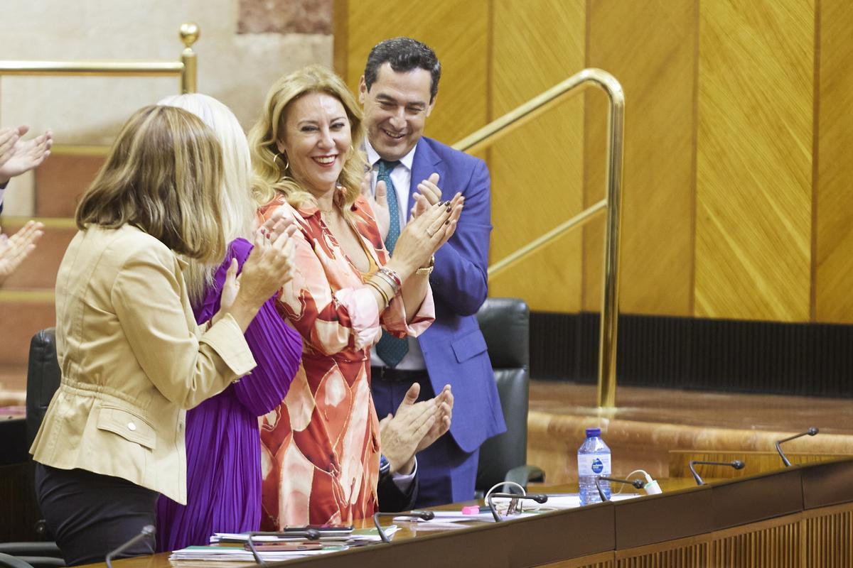La consejera de Economía y Hacienda, Carolina España, junto al presidente andaluz tras aprobarse el decreto-ley de tributos cedidos.