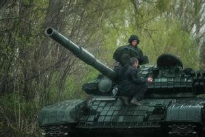 24 de abril de 2022.- Soldados ucranianos en un tanque cerca de Lyman, en el este de Ucrania, en medio de la invasión rusa del país.