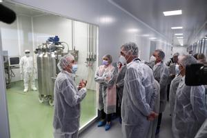 El presidente del Gobierno, Pedro Sánchez, visita el laboratorio farmacéutico de Hipra.