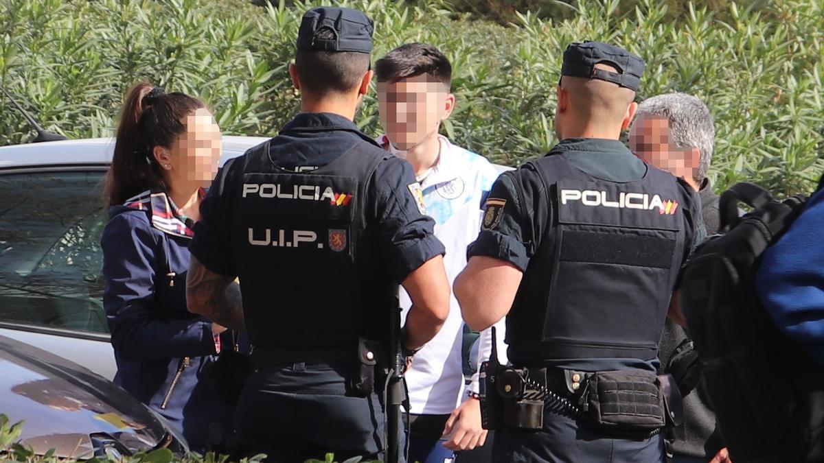 Acuchilla a las puertas de los juzgados al joven que mató a su hijo en  Burjassot, Valencia | El Periódico de España