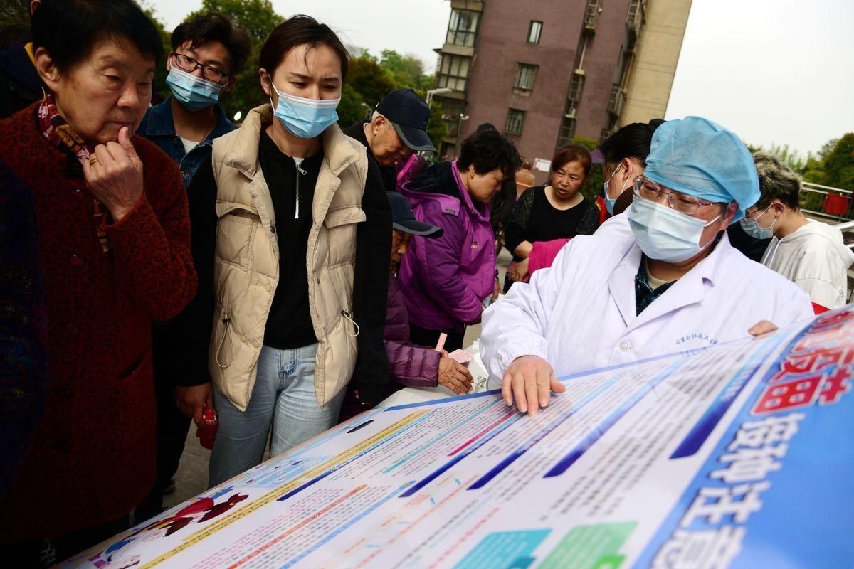 Un grupo de mujeres escucha las explicaciones de la responsable de salud de su empresa, en la región china de Jiangsu. Un grupo de mujeres escucha las explicaciones de la responsable de salud de su empresa, en la región china de Jiangsu.