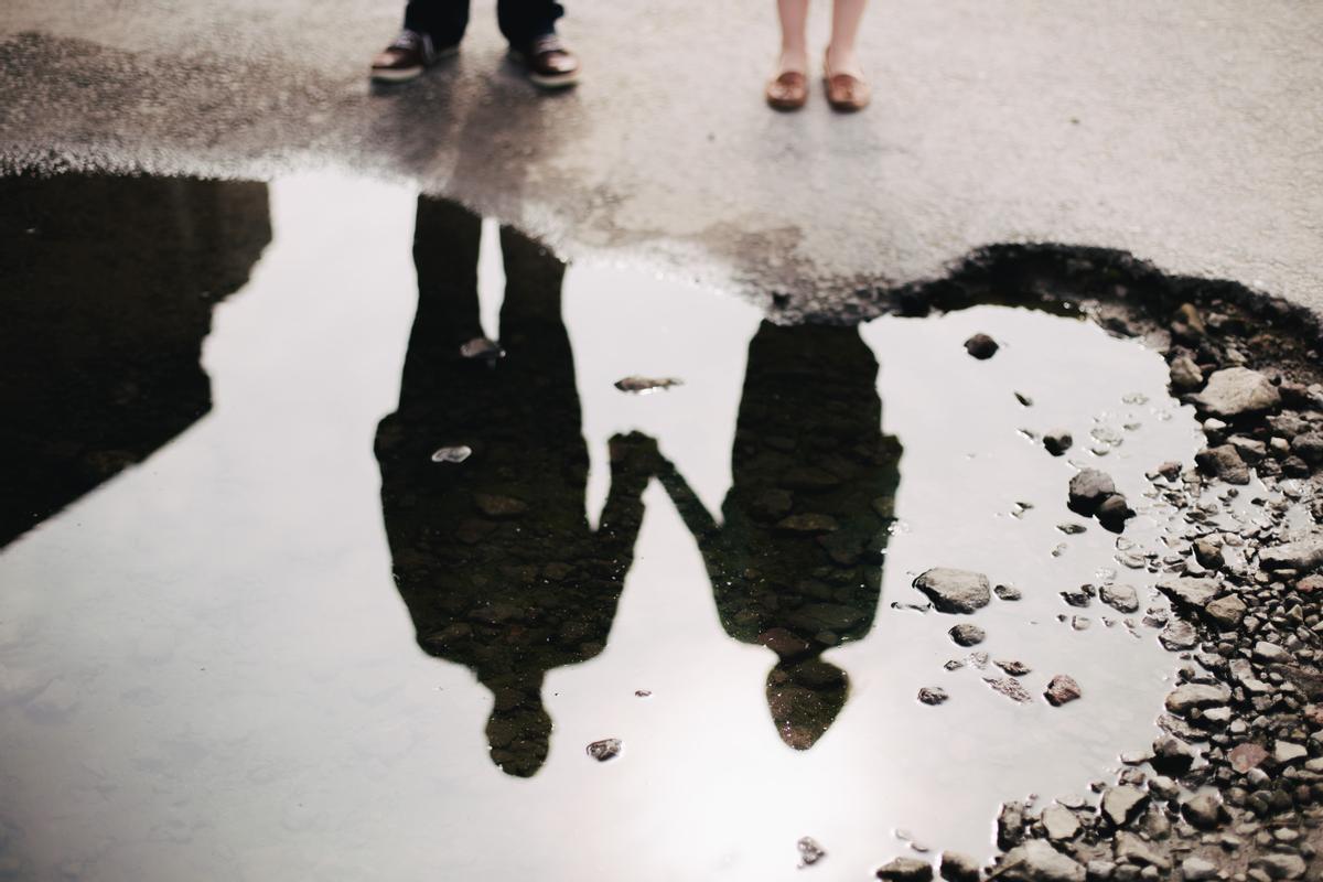 La sombra de una pareja reflejada en un charco, en una imagen de archivo. 