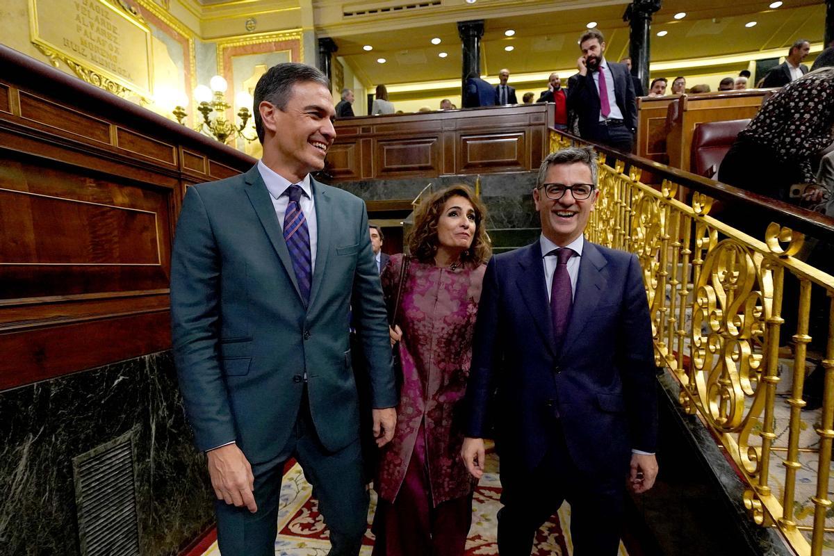 Pedro Sánchez, este jueves en el hemiciclo, junto a la ministra de Hacienda, María Jesús Montero, y el ministro de la Presidencia, Félix Bolaños, 