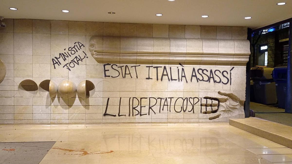 Cinco encapuchados vandalizan una escultura de Subirachs en el edificio del consulado italiano de Barcelona'