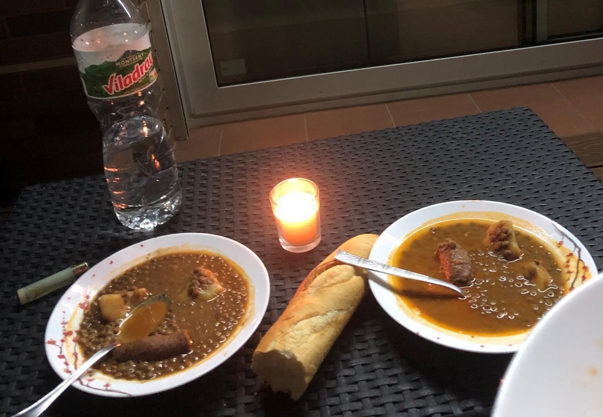 La cena ’romántica’ que se ha vuelto viral en Twitter.