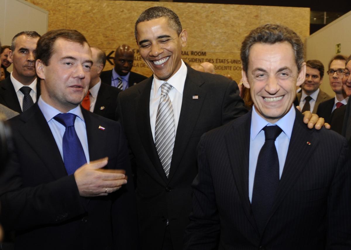 De izquierda a derecha, el presidente ruso, Dimitri Medvédev, el estadounidense, Barack Obama, y el francés, Nicolás Sarkozy, durante la cumbre de la OTAN de Lisboa de 2010