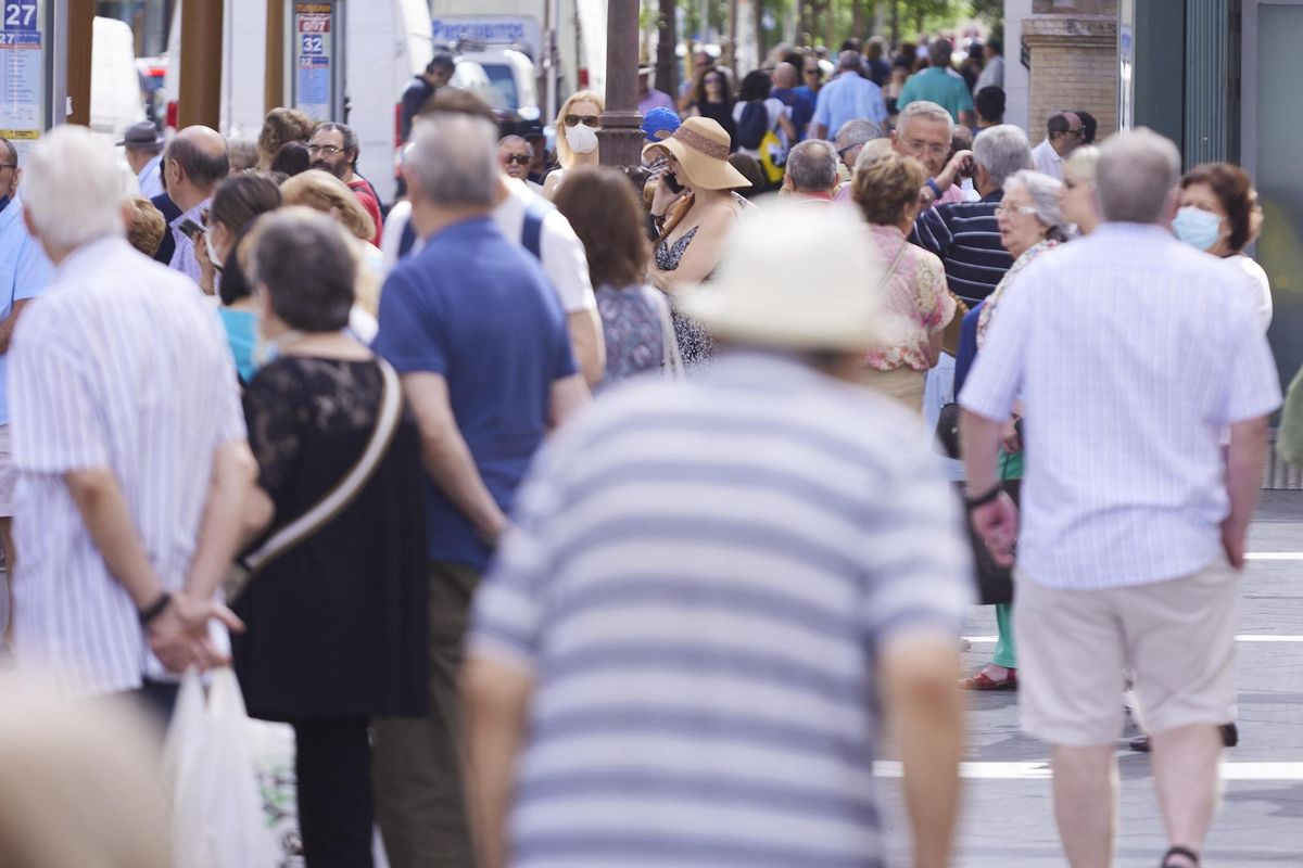 Decenas de personas caminan por las calles de Sevilla, algunas con mascarilla. Decenas de personas caminan por las calles de Sevilla, algunas con mascarilla.
