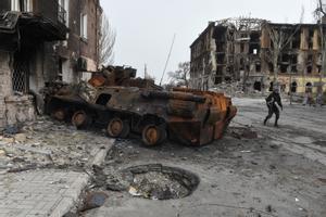 1 de abril de 2022.- Un hombre pasa junto a un tanque quemado en la ciudad de Mariúpol