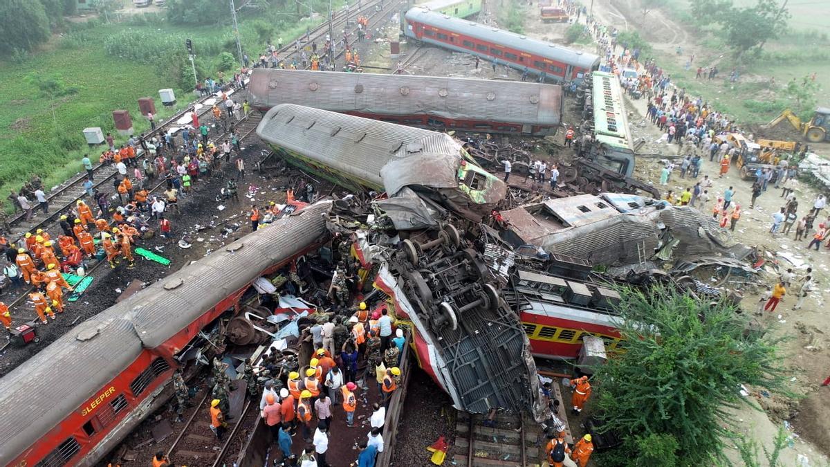 India finaliza las labores de rescate tras el choque de trenes que dejó al menos 261 muertos