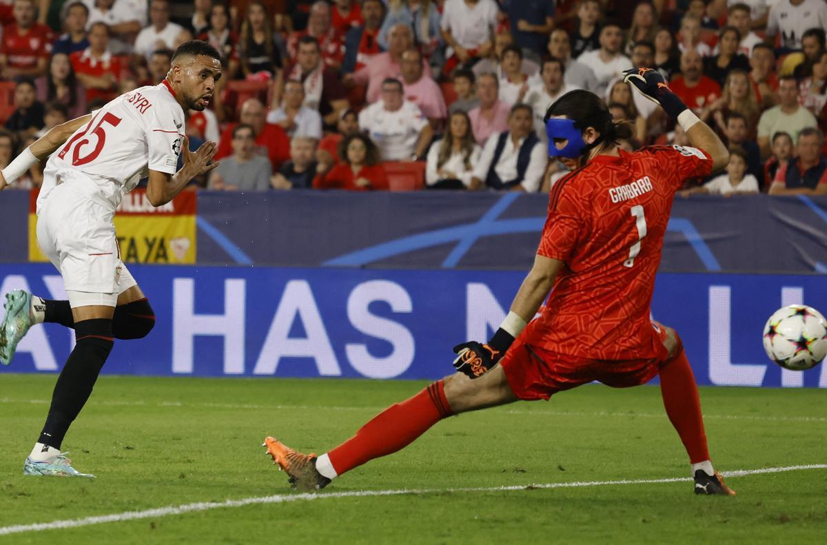 En-Nesyri, delantero del Sevilla, en la acción del gol contra el Copenhague.