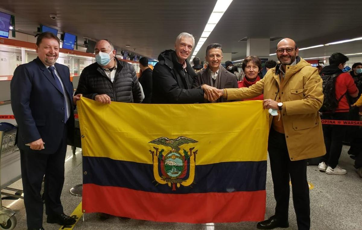 El viceministro ecuatoriano Luis Vayas, a la derecha, acompaña a los refugiados ecuatorianos al vuelo humanitario