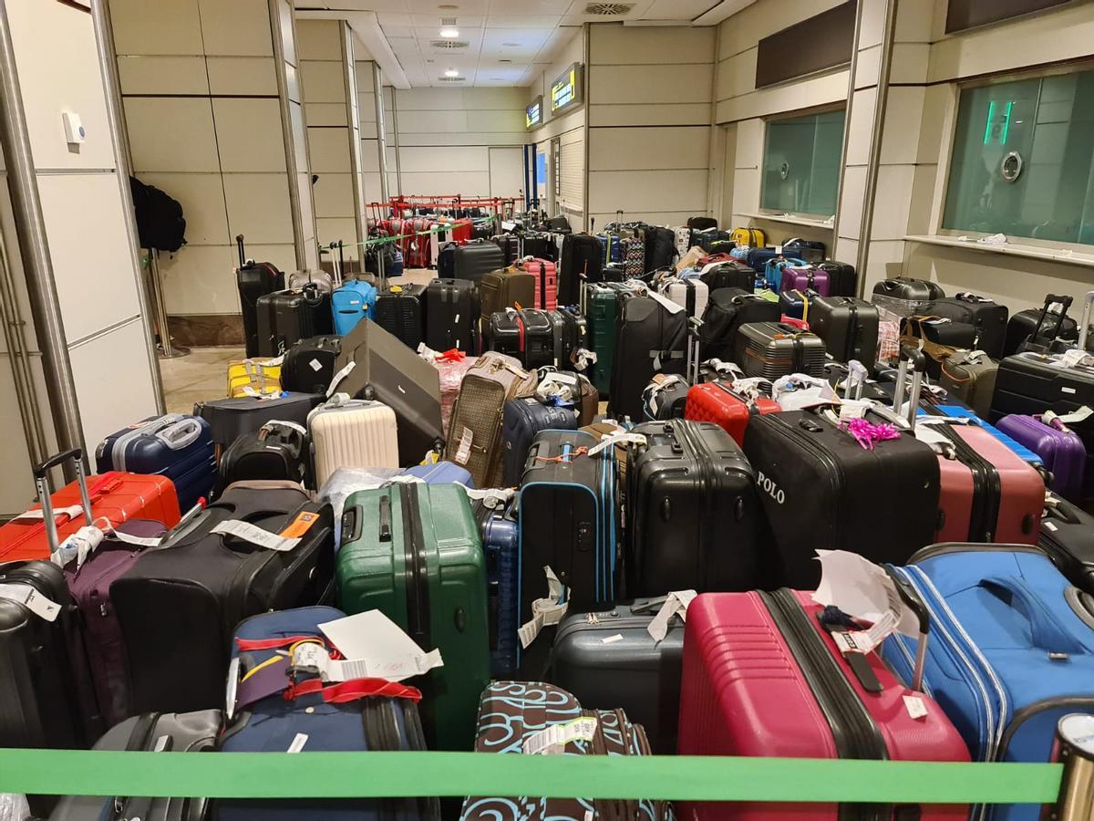 Cientos de maletas varadas en la T2 de Barajas.