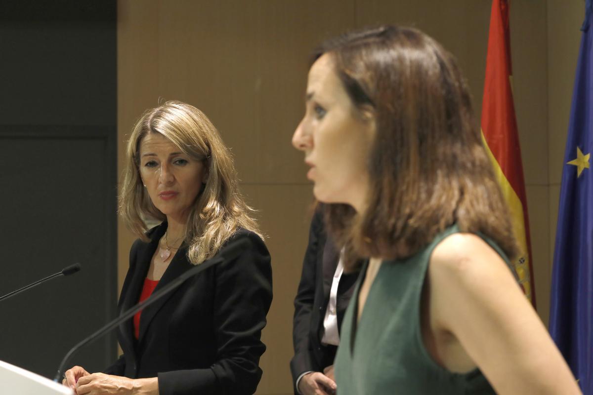 Archivo - La vicepresidenta Yolanda Díaz, líder de Sumar, con la ministra Ione Belarra, secretaria general de Podemos.