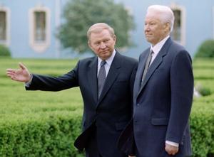 30 de mayo de 1997. El presidente ucraniano Leonid Kuchma da la bienvenida a su contraparte rusa Boris Yeltsin en su visita oficial a Kiev.