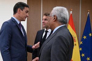 Pedro Sánchez, Emmanuel Macron y António Costa.