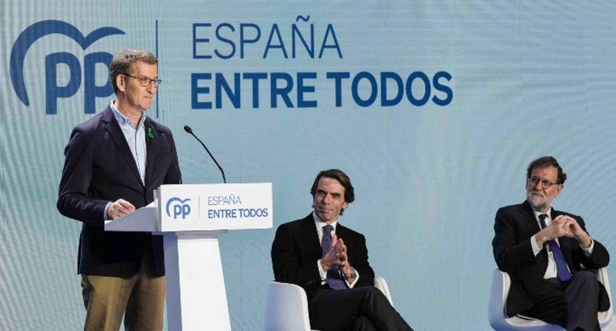 El presidente del Partido Popular, Alberto Núñez Feijóo, y los expresidentes del Gobierno José María Aznar y Mariano Rajoy, participan juntos en la 26 Intermunicipal del PP, a 4 de febrero de 2023, en la Comunidad de Valencia (España).
