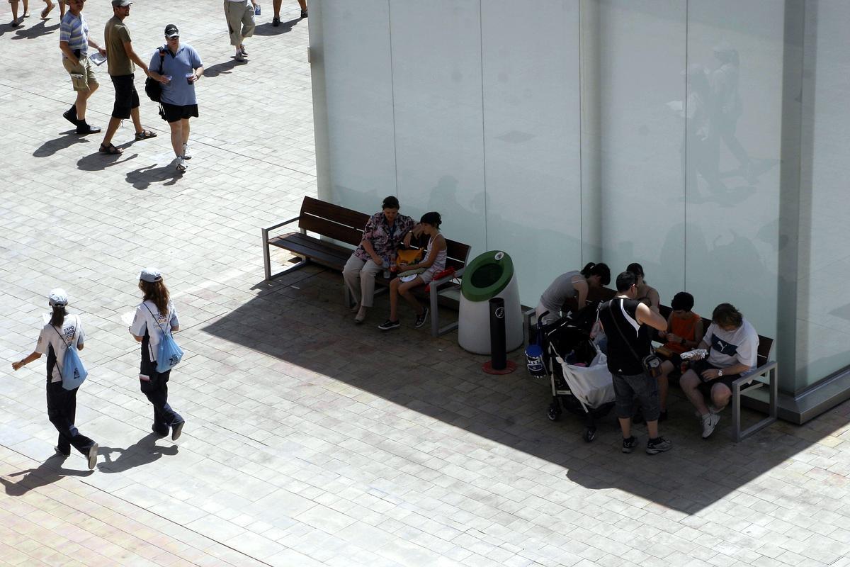Un grupo de personas en Zaragoza. Un grupo de personas en Zaragoza.