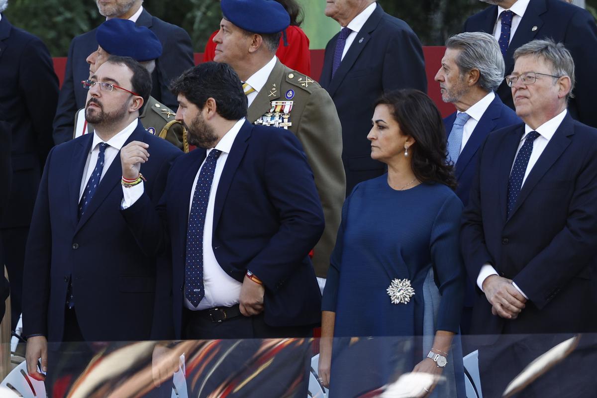 El presidente de Asturias, Adrián Barbón, junto el del Murcia, Fernando López Miras, la de La Rioja, Concha Andreu, y el de la Comunidad Valenciana, Ximo Puig, en el acto del 12-O.  
