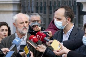Los ediles de Recupera Madrid, Luis Cueto y José Manuel Calvo, hacen declaraciones en Cibeles sobre los presupuestos del Ayuntamiento de Madrid. 