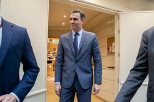 El presidente del Gobierno, Pedro Sánchez, a su salida de una sesión de control al Gobierno en el Senado, a 26 de abril de 2022.