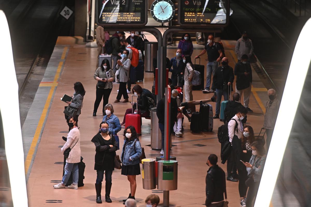 Varios viajeros transitan la estación de Cercanías de Madrid-Atocha, en una fotografía de archivo. 