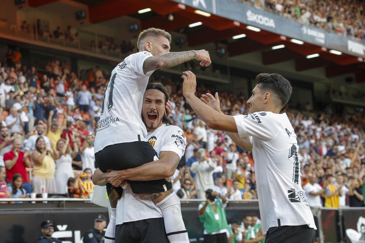 Los jugadores del Valencia Samuel Castillejo, Edinson Cavani y André Almeida celebran el primer gol marcado al Celta de Vigo en el estadio de Mestalla.