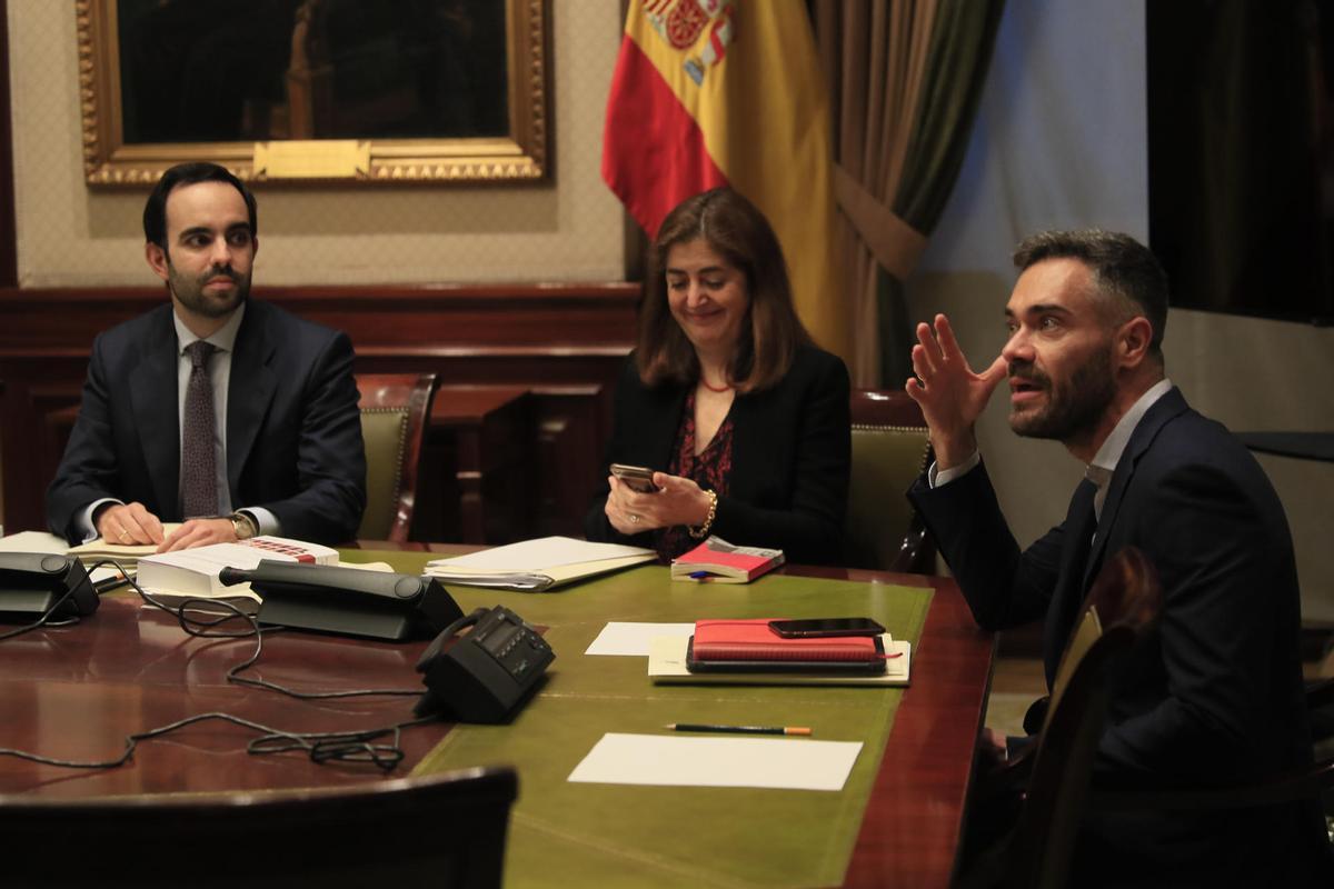 El diputado socialista Felipe Sicilia (d) preside la ponencia de la Comisión de Justicia