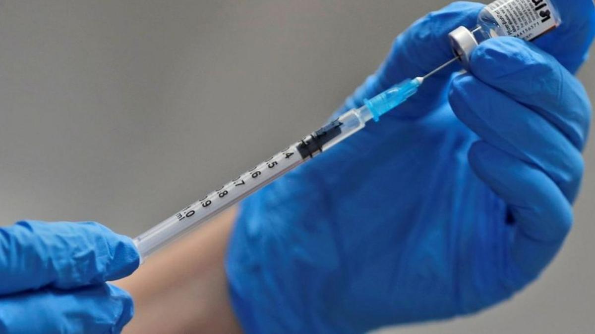 Un sanitario prepara una vacuna contra el COVID. Un sanitario prepara una vacuna contra el COVID.
