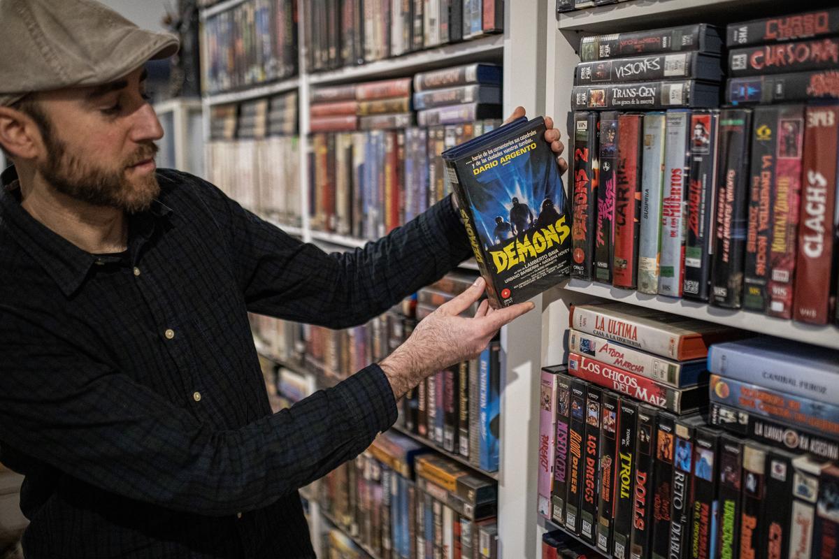 Sergio Colmenar lleva coleccionando VHS desde bien pequeño: en la actualidad, atesora más de 3.000 cintas.