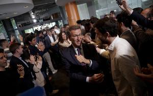 Feijóo, aplaudido al entrar a la sede del Partido Popular. 